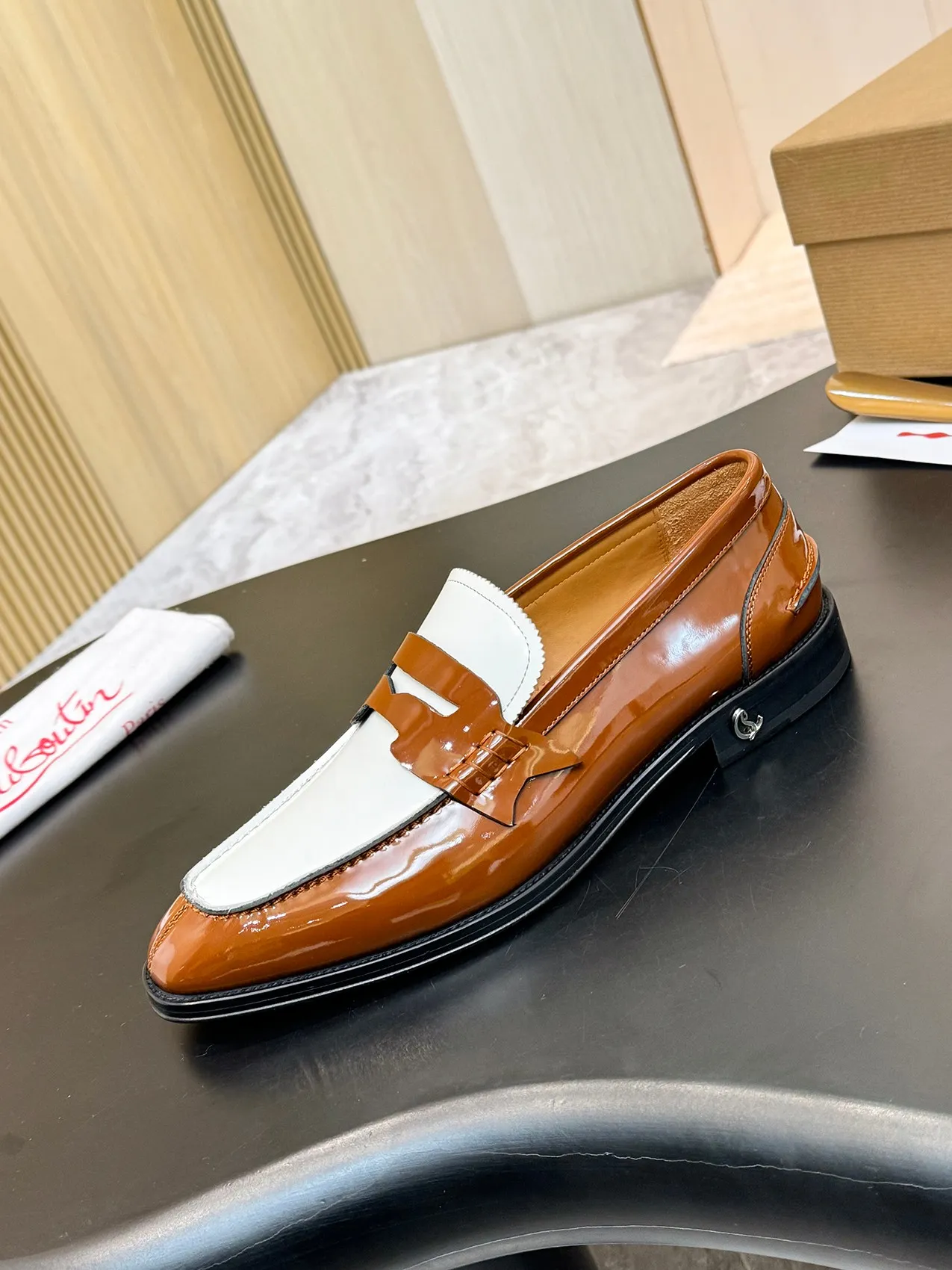 💰960 ••New real shots••CL～High-end men’s 👔Casual•loafers with red soles! ••🆑Genuine and top-quality goods from original orders ••✅💯 Purchase goods from top-quality original orders! Original imported patterned cowhide ➕Imported cowhide lining ➕Cowhide feet ➕Original leather outsole~🉑️Feel free to compare the authentic ones! Size: 39-44 (38.45.46.47 can be customized)